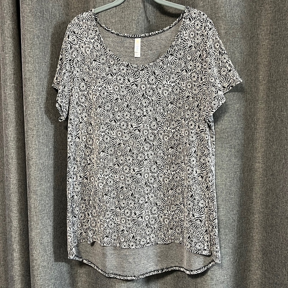 2XL LULAROE classic tee black and white floral print, knitted fabric
